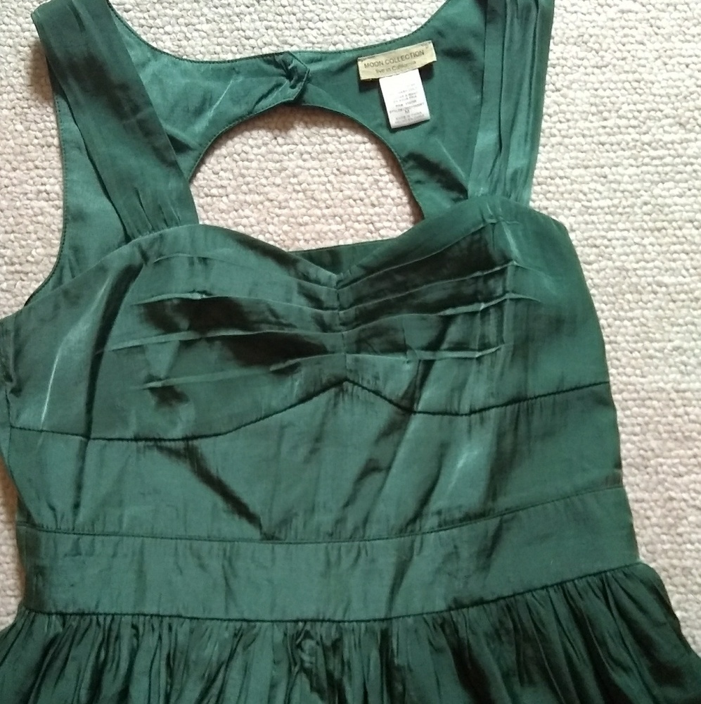 Cute green dress!